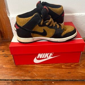 Nike SB Mid Top Sneakers - Women’s Size 7 / Men’s Size 5